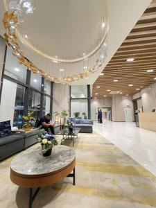マニラにあるCozy place across Mitsukoshi Mallの建物内のソファとテーブルのあるロビー +29枚の写真