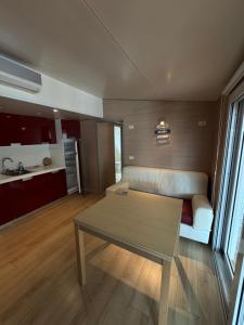 un soggiorno con un divano e un tavolo di Mobile Home RUŽMARIN a Sveti Juraj