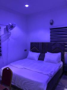 Rúm í herbergi á Royal Suite