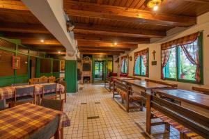 Εστιατόριο ή άλλο μέρος για φαγητό στο Fehérkőlápa Turistaház Panzió
