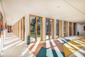 um corredor de um edifício com janelas em Grandiose Brac Villa Villa Mediteranea 6 Bedrooms Infinity Pool & Outdoor Tv em Škrip mais 32 fotografias