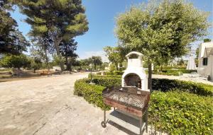 un pequeño horno de ladrillo en un parque con árboles en Amazing Home In Cisternino, en Cisternino 40 fotos más