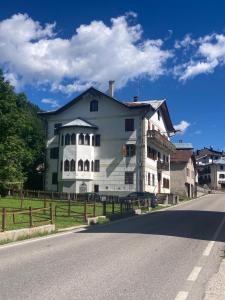 a large white house on the side of a road at Cedä Meia in Dosoledo