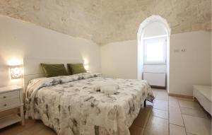 Un dormitorio con una cama grande y una ventana. en Amazing Home In Cisternino, en Cisternino