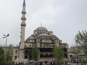 un gran edificio con una mezquita azul con un minarete en Gorur Suite, en Estambul