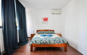 a bedroom with a bed with green curtains at Lovely Apartment In Novigrad in Karpinjan