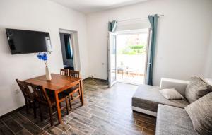 a living room with a table and a couch at Lovely Apartment In Novigrad in Karpinjan