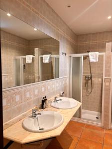 a bathroom with two sinks and a shower at CASA RURAL Cigarral del Pintor in Toledo