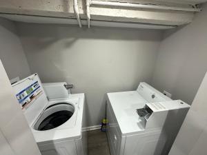a laundry room with a washing machine and a washer at Amazing Place to stay near Downtown Chicago! in Chicago