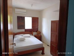 a bedroom with a bed and a window at Praia, piscina e churrasco in Itamaracá +32 photos