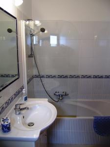 une salle de bain blanche avec lavabo et douche dans l'établissement Villa Vale Do Lobo 2 Townhouse 3 Bedroom Close To Amenities And Beach, à Vale do Lobo
