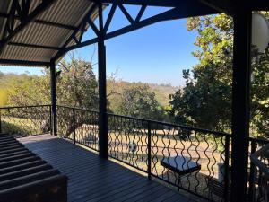 白河7 on Bellevue的享有田野景致的屏蔽门廊