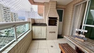 Un balcón con un horno de pizza en un edificio. en Residencial Maria Conceição, en Samaritá 36 fotos más