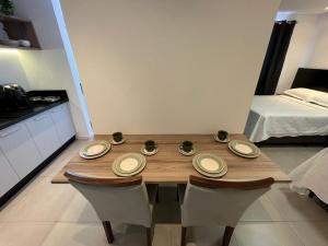 uma mesa num quarto com cadeiras e uma cama em Loft com vista para Vila Germânica 705 em Blumenau mais 21 fotografias