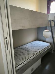 an empty bunk bed in a small room at Casa Cleo in Tortoreto Lido