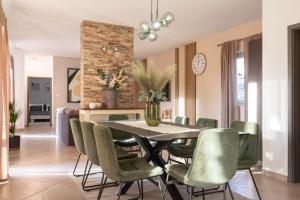 Fotografie z fotogalerie ubytování Villa mit eingezäuntem Garten und Panoramablick v destinaci Tinjan