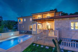 Bazén v ubytování Villa mit eingezäuntem Garten und Panoramablick nebo v jeho okolí + 42 fotografií