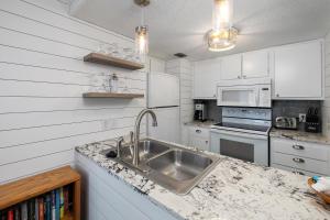 Η κουζίνα ή μικρή κουζίνα στο Shipwatch #208