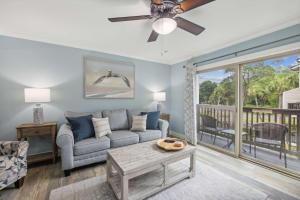 Khu vực ghế ngồi tại Forest Beach Villa - 2 BDR for 6