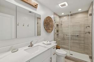 Ένα μπάνιο στο Condo for 6 with Resort Amenities & Walk to Beach