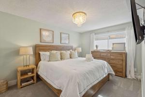 Ένα ή περισσότερα κρεβάτια σε δωμάτιο στο Condo for 6 with Resort Amenities & Walk to Beach