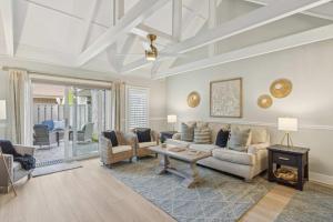 Χώρος καθιστικού στο Condo for 6 with Resort Amenities & Walk to Beach