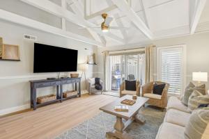 Μια τηλεόραση ή/και κέντρο ψυχαγωγίας στο Condo for 6 with Resort Amenities & Walk to Beach +31 φωτογραφίες