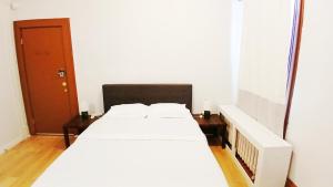 Rúm í herbergi á Neat bedroom with Exclusive bath -FREE WIFI-Self check in- New London-Mystic
