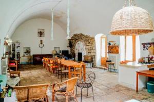 a dining room with a table and chairs at Masseria PietraViva in Altamura