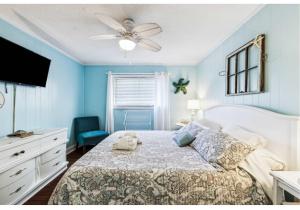a bedroom with a bed and a ceiling fan at Relaxing Condo for 6 in Popular Hilton Head Resort in Hilton Head Island