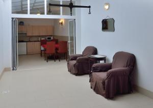A seating area at New Andalusian House 33 Free Private Parking