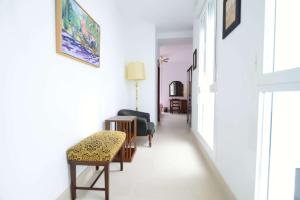 A seating area at New Andalusian House 33 Free Private Parking