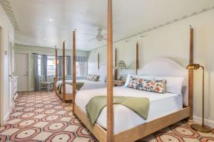 two beds in a hotel room with a room at The Sanderling in Duck