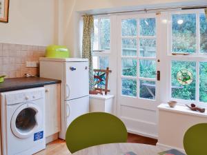 un lavadero con lavadora y secadora en Bert's Cottage, en Fordingbridge