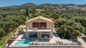 凯里翁Arca Villa - Enchanting Sunset!的带游泳池的房子的鸟瞰图