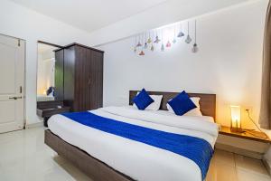 Postel nebo postele na pokoji v ubytování Elegant 4Bhk Stay With Pool Near Beaches 2BHKX2