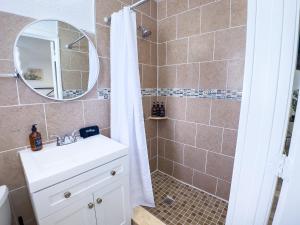 un bagno con lavandino e doccia con specchio di 2q Beds Studio Apt With Shared Pool 03 a Clearwater
