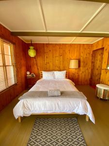 Rúm í herbergi á Joshua Tree Ranch House Motel - Downtown - Room #8