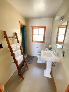 Baðherbergi á Joshua Tree Ranch House Motel - Downtown - Room #8