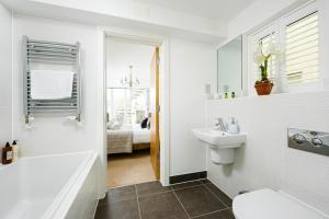 Somerford KeynesにあるThe Beeches HM82 Lower Mill The Cotswoldsの浴槽、洗面台、トイレを備えたバスルーム +19枚の写真