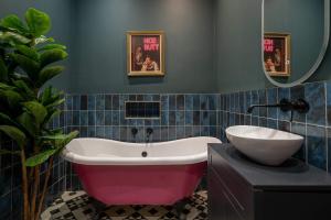 Ένα μπάνιο στο Chapel Stay with Four-Poster Bed & Roll-Top Bath +11 φωτογραφίες