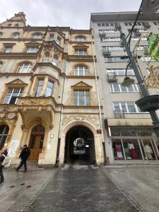 - un grand bâtiment avec une porte devant dans l'établissement Off Piotrkowska Spot, à Łódź