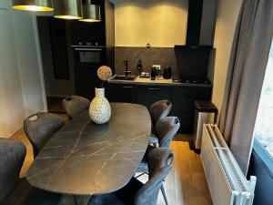 Wildthout Boshuisjes en Appartementen的厨房或小厨房