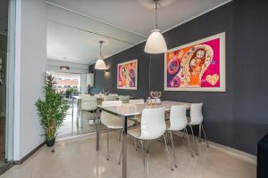 Un comedor con una mesa y sillas blancas. en FozPalace Residence SPA, en Portimão