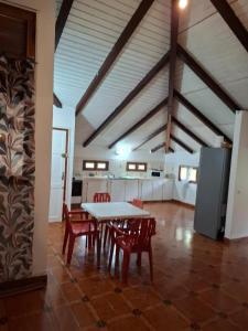 Η κουζίνα ή μικρή κουζίνα στο Appartement spacieux à Saint-Claude, 100 m², parking inclus +13 φωτογραφίες