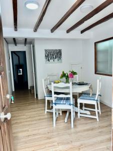 AbándamesにあるCasa Nelの白いテーブルと椅子のあるダイニングルーム