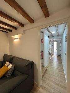 AbándamesにあるCasa Nelのソファと廊下のあるリビングルーム