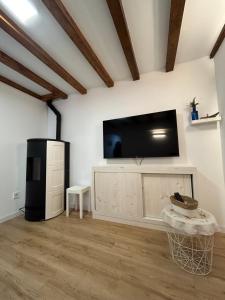 AbándamesにあるCasa Nelの壁に薄型テレビが取り付けられたリビングルーム +32枚の写真