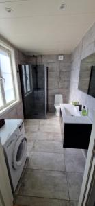 Bilik mandi di Central apartment in Mora