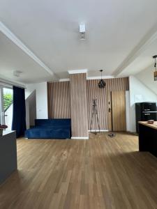 ein leeres Zimmer mit einem blauen Bett und einem Stativ in der Unterkunft Vigorhaus in Połęcko